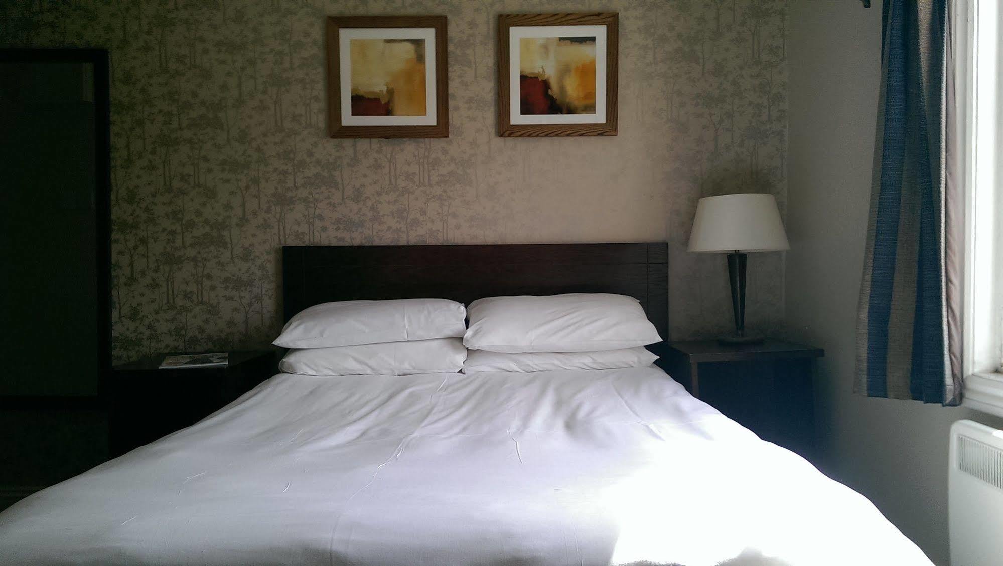 The Bell Hotel & Inn By Greene King Inns ウォーバン エクステリア 写真