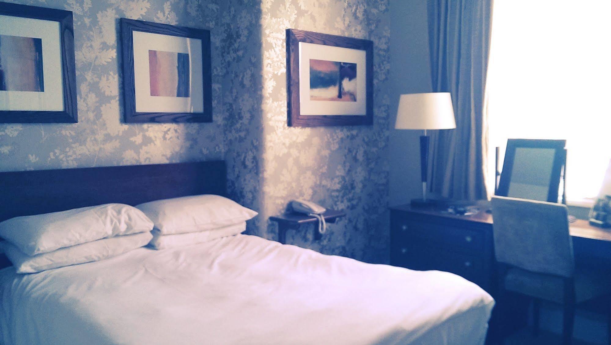 The Bell Hotel & Inn By Greene King Inns ウォーバン エクステリア 写真