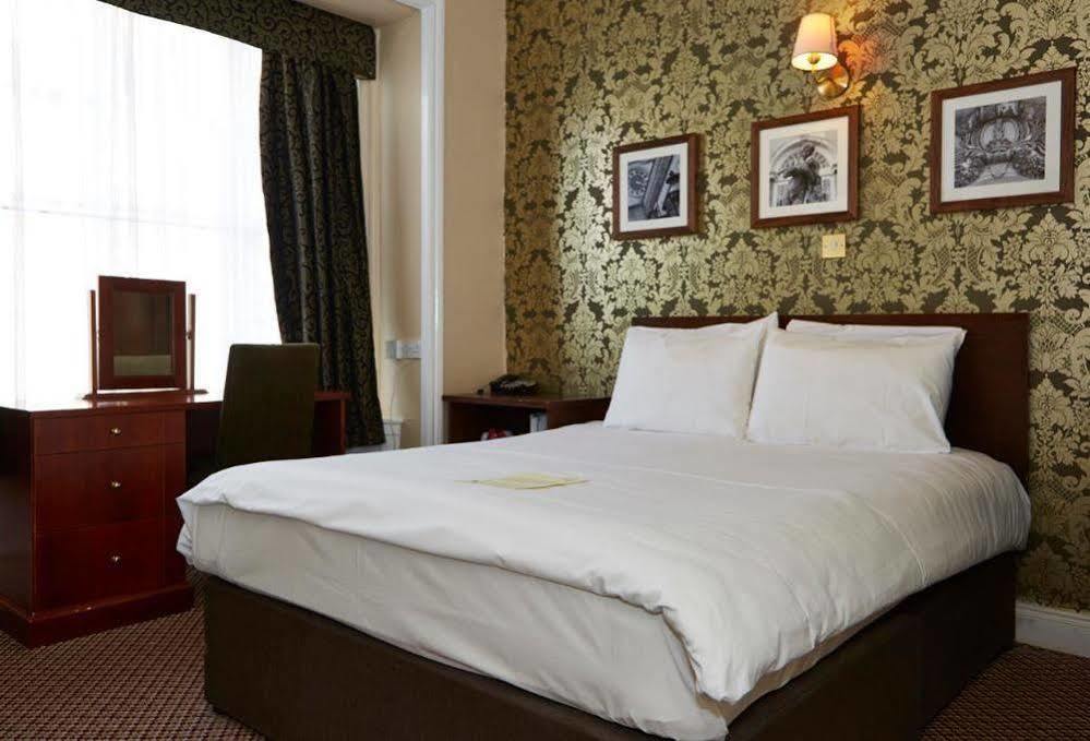 The Bell Hotel & Inn By Greene King Inns ウォーバン エクステリア 写真