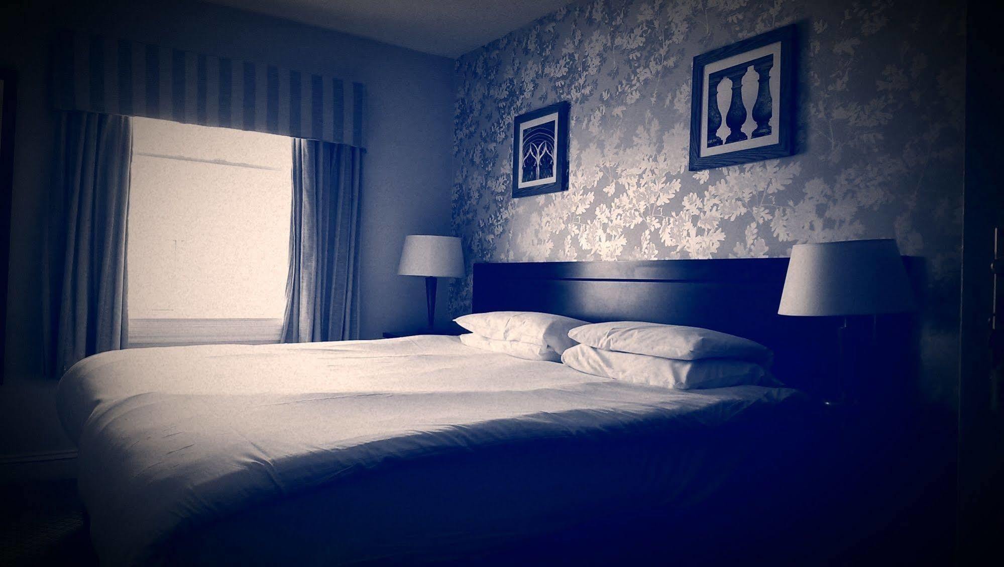 The Bell Hotel & Inn By Greene King Inns ウォーバン エクステリア 写真