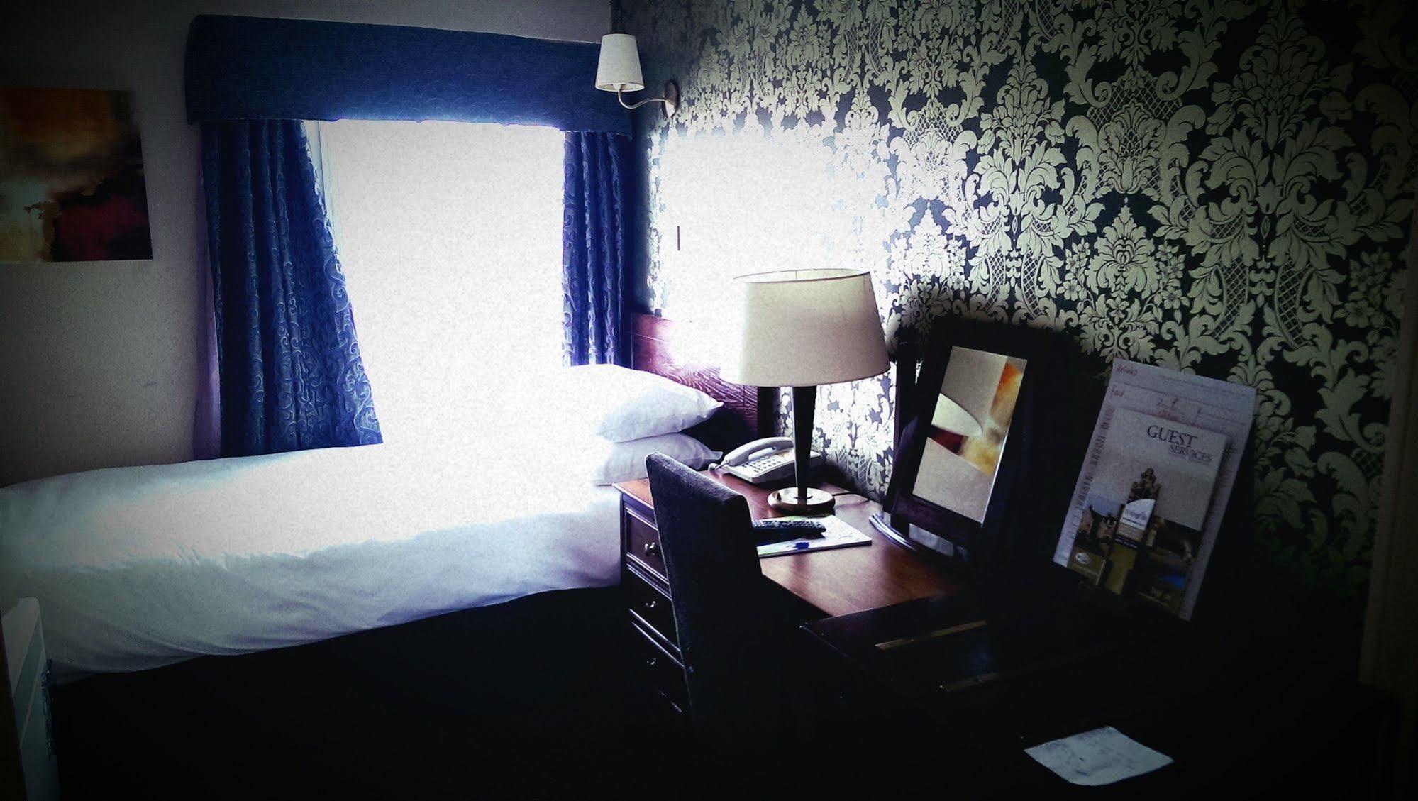 The Bell Hotel & Inn By Greene King Inns ウォーバン エクステリア 写真